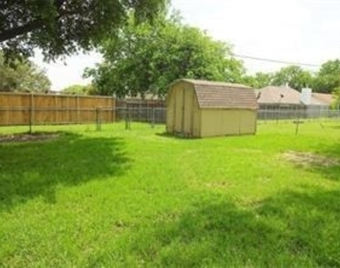204 Hillcrest Street - Photo Thumbnail 11