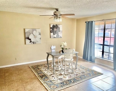 204 Hillcrest Street - Photo Thumbnail 2