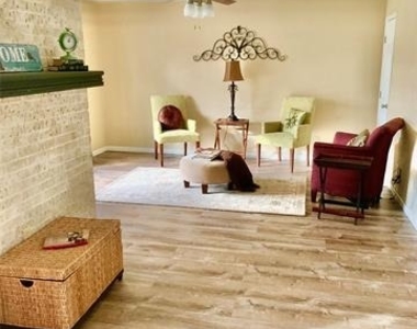 204 Hillcrest Street - Photo Thumbnail 4