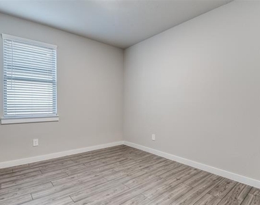 2412 Green River Road - Photo Thumbnail 9