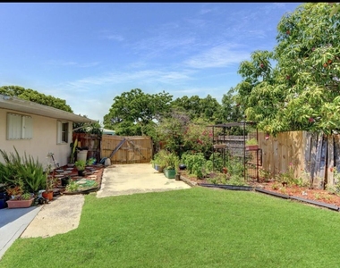 216 Ne Mainsail Street - Photo Thumbnail 4