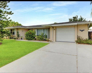 216 Ne Mainsail Street - Photo Thumbnail 1