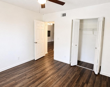 2650 Greenwood Terrace - Photo Thumbnail 8
