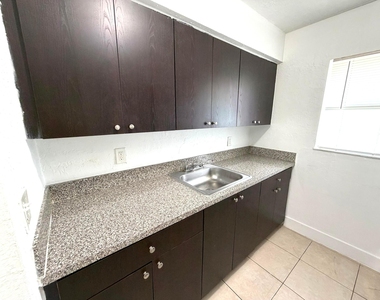 2121 Davie Boulevard - Photo Thumbnail 7
