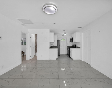 2933 Ne 12th Terrace - Photo Thumbnail 3