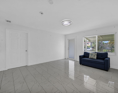 2933 Ne 12th Terrace - Photo Thumbnail 2