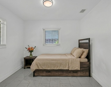2933 Ne 12th Terrace - Photo Thumbnail 6