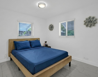 2933 Ne 12th Terrace - Photo Thumbnail 4