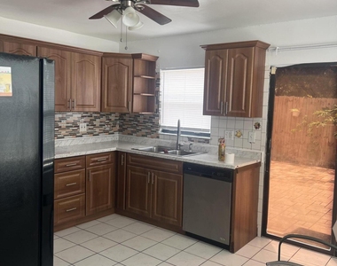 57 Peachtree Place - Photo Thumbnail 3
