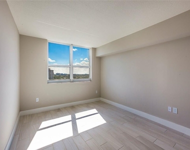 1030 Seminole Drive - Photo Thumbnail 9