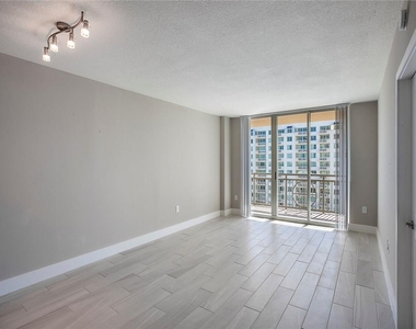 1030 Seminole Drive - Photo Thumbnail 4