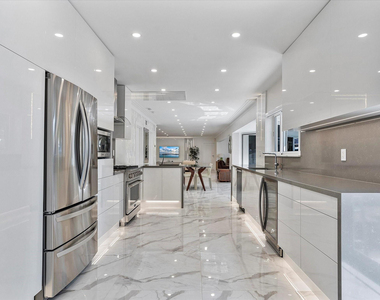 207 Royal Palm Drive - Photo Thumbnail 26