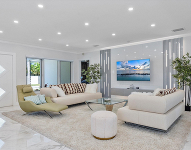 207 Royal Palm Drive - Photo Thumbnail 14