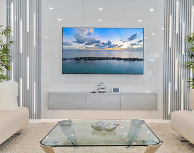 207 Royal Palm Drive - Photo Thumbnail 8