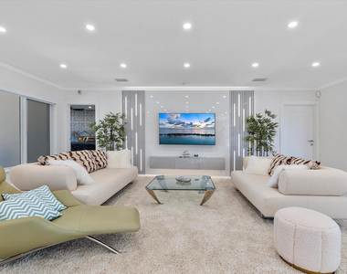 207 Royal Palm Drive - Photo Thumbnail 7