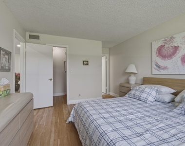371 S Hollybrook Drive - Photo Thumbnail 13