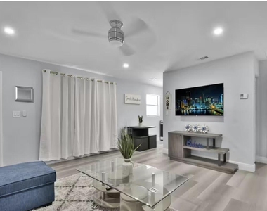 708 Sw 16th Avenue - Photo Thumbnail 2