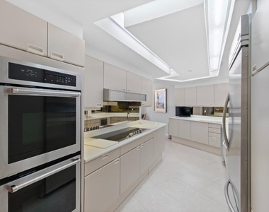 100 Lakeshore Drive - Photo Thumbnail 12