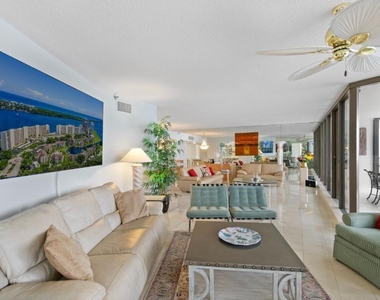 100 Lakeshore Drive - Photo Thumbnail 7