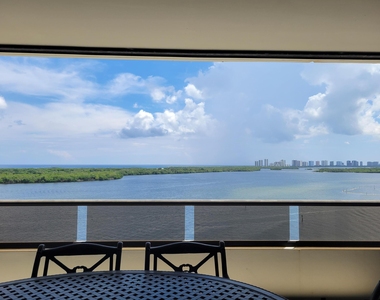 100 Lakeshore Drive - Photo Thumbnail 13