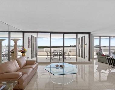 100 Lakeshore Drive - Photo Thumbnail 4