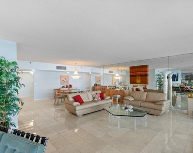 100 Lakeshore Drive - Photo Thumbnail 8