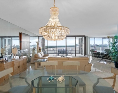 100 Lakeshore Drive - Photo Thumbnail 9