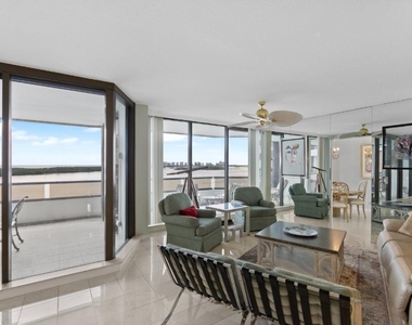 100 Lakeshore Drive - Photo Thumbnail 11