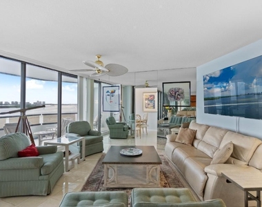 100 Lakeshore Drive - Photo Thumbnail 5