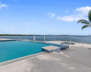 100 Lakeshore Drive - Photo Thumbnail 35
