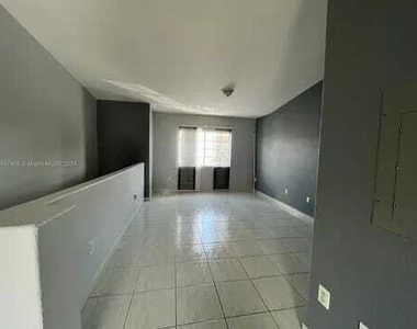 7211 Nw 174th Terrace - Photo Thumbnail 2