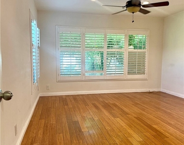 6517 White Oak Ave - Photo Thumbnail 1