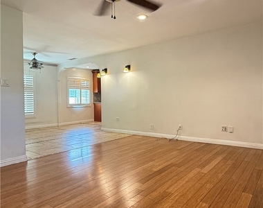 6517 White Oak Ave - Photo Thumbnail 2
