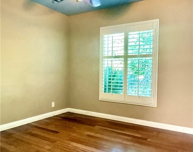 6517 White Oak Ave - Photo Thumbnail 9