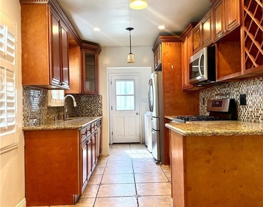 6517 White Oak Ave - Photo Thumbnail 4