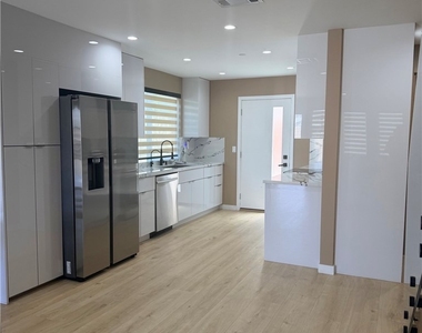 8242 Morse Ave - Photo Thumbnail 3
