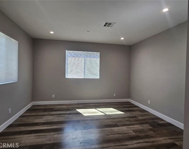 1536 E 87th - Photo Thumbnail 2