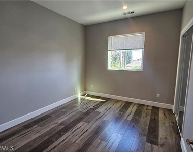 1536 E 87th - Photo Thumbnail 14
