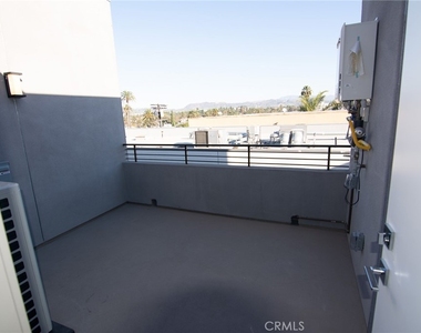 1187 Crenshaw Boulevard - Photo Thumbnail 7