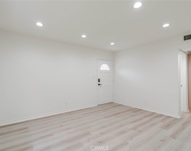 323 N Louise Street - Photo Thumbnail 4