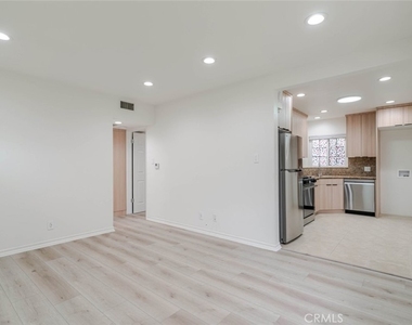 323 N Louise Street - Photo Thumbnail 3