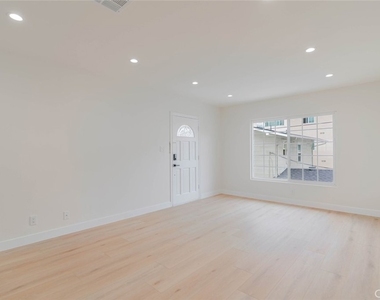323 N Louise Street - Photo Thumbnail 4