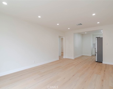 323 N Louise Street - Photo Thumbnail 2