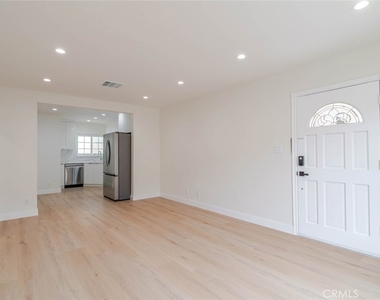 323 N Louise Street - Photo Thumbnail 3