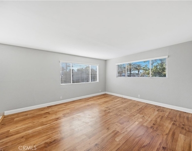 1308 E Oaks Street - Photo Thumbnail 8