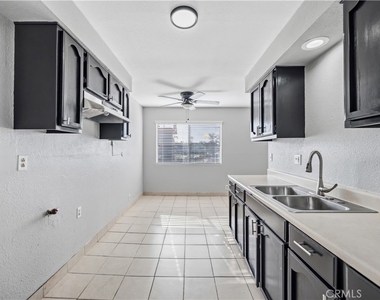 1308 E Oaks Street - Photo Thumbnail 3