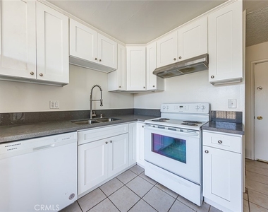 810 E Grand Ave - Photo Thumbnail 4