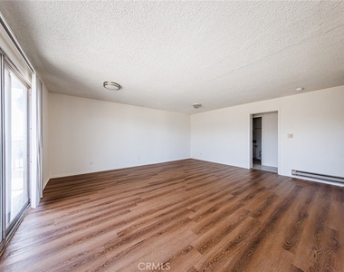 810 E Grand Ave - Photo Thumbnail 8