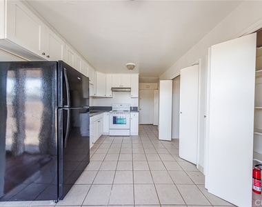 810 E Grand Ave - Photo Thumbnail 6