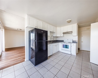 810 E Grand Ave - Photo Thumbnail 2